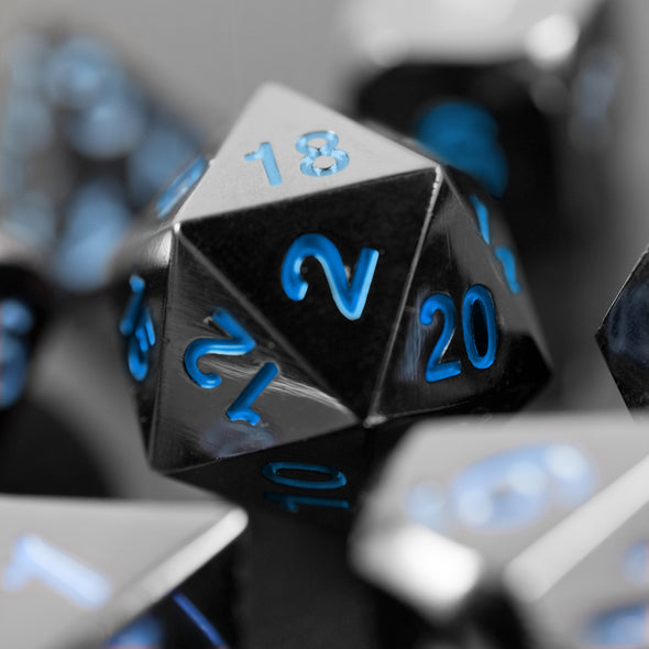 7 verchromte RPG Metallwürfel mit blauen Zahlen inkl. Box