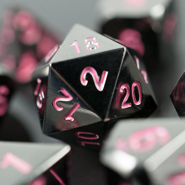 7 verchromte RPG Metallwürfel mit rosa Zahlen inkl. Box