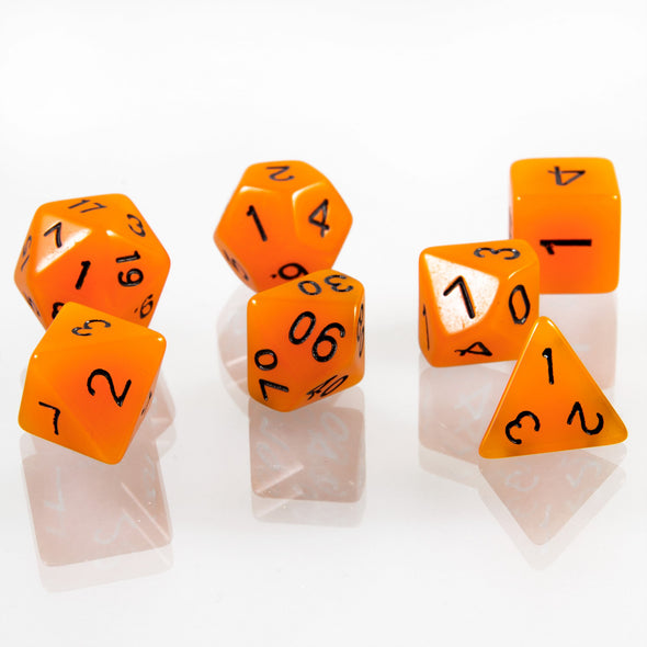 7 polyedrische leuchtende RPG Würfel in orange mit Beutel - DiceBuddy