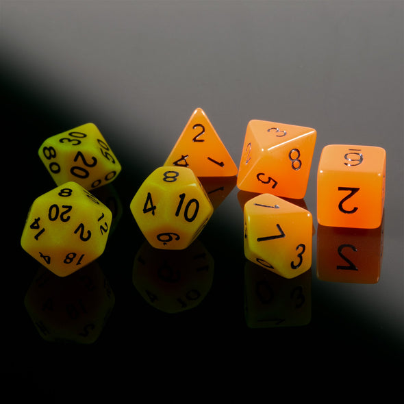 7 polyedrische leuchtende RPG Würfel in orange mit Beutel - DiceBuddy